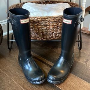 Girls Hunter black gloss rain boots.